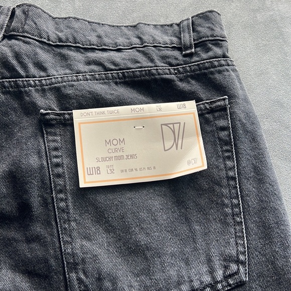 Ripped Mom Curve Jeans - Picture 4 of 5